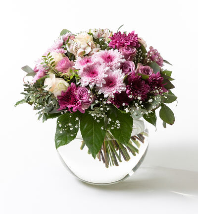 Overrekkelsebukett med rosa og lilla  blomster liten Overrekkelsebukett med rosa og lilla  blomster liten